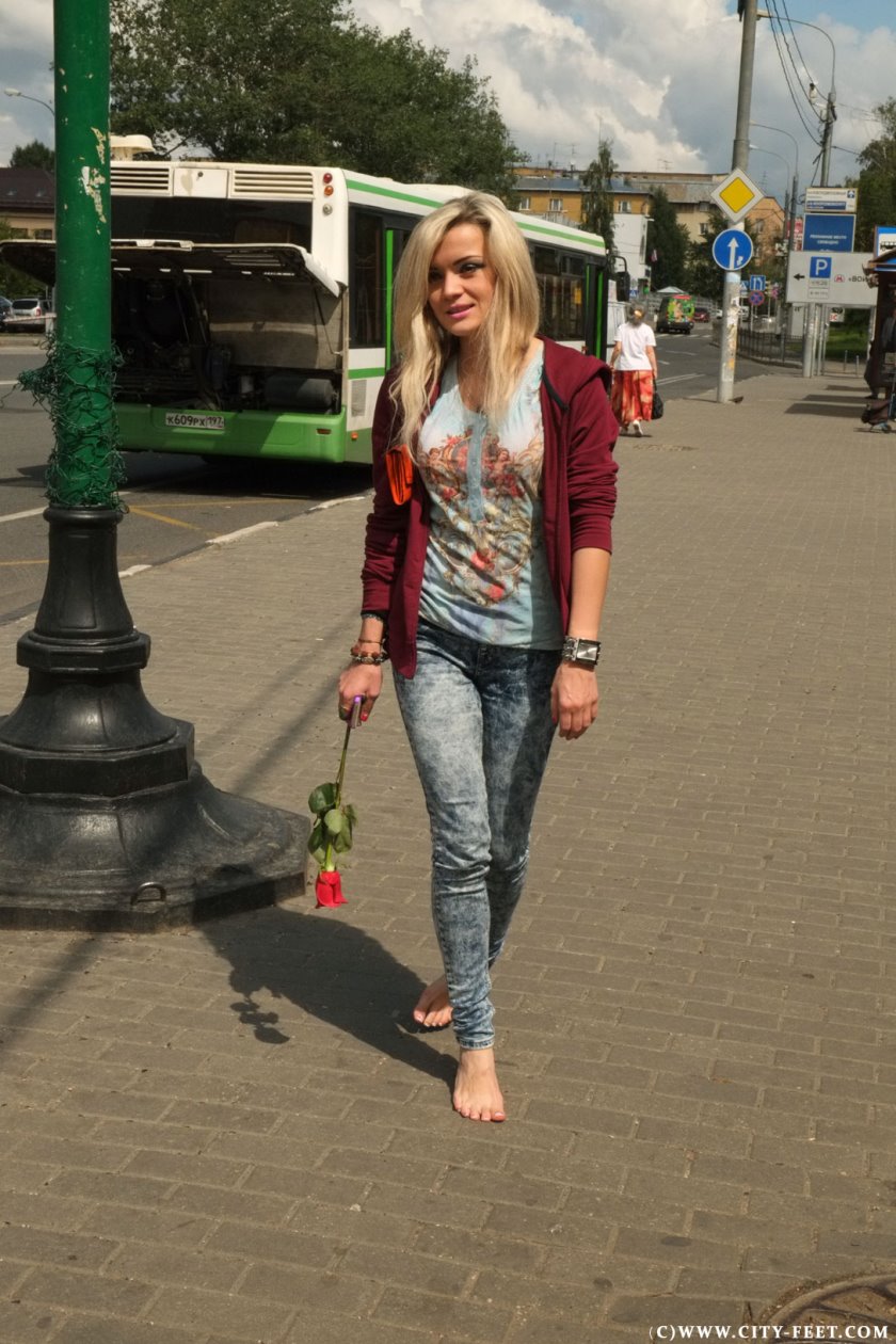 Cover 4 City Feet - A barefoot blonde. Part 1. - Full HD/MP4