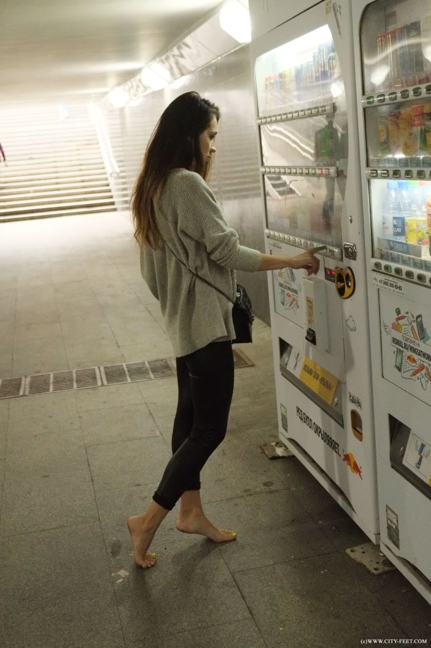 Cover 4 City Feet - Barefoot in a cloudy day. Part 1. - Full HD/MP4