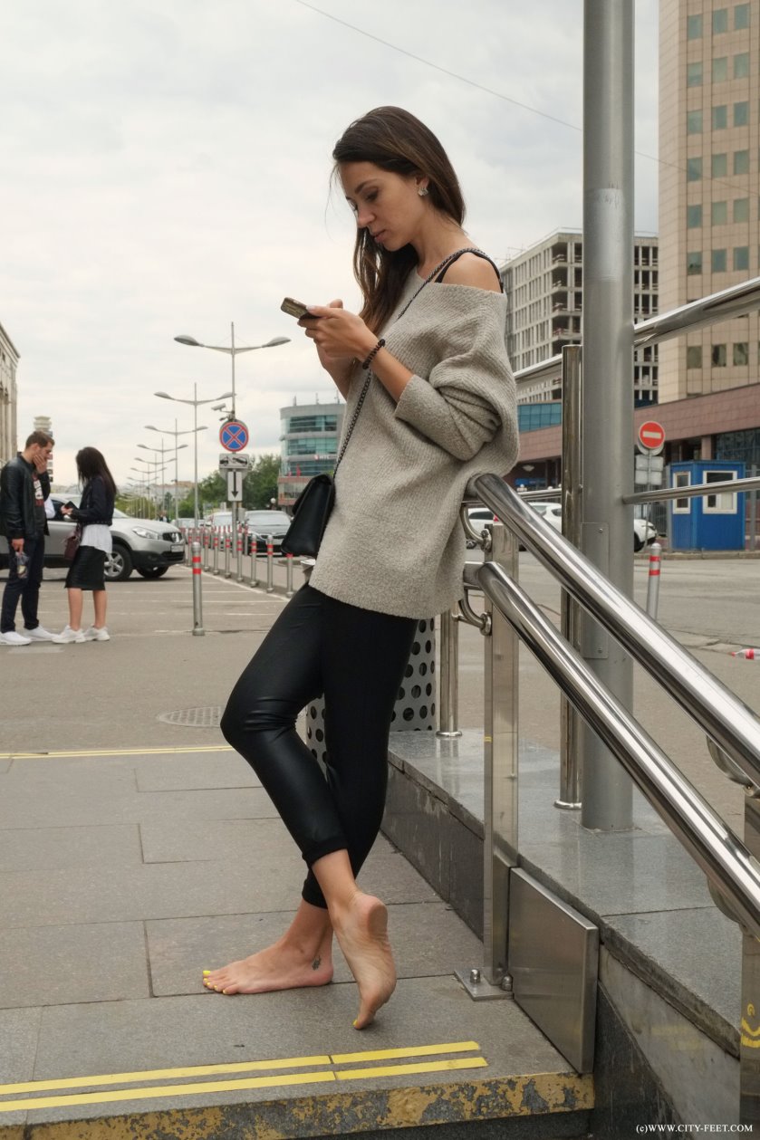 Cover City Feet - Barefoot in a cloudy day. Part 1. - Full HD/MP4