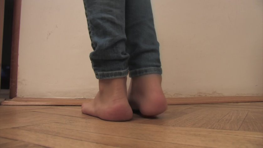 Cover 4 Feet Jeans - She's so bored! You should take care of her huge feet! - Full HD/MP4
