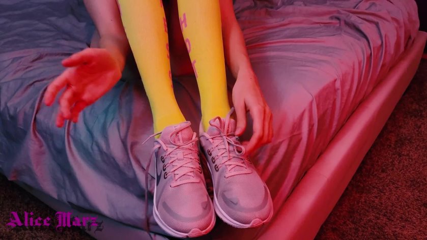 Cover AliceMarz - Giantess Finished Running Sweaty Feet - 4K Ultra HD/MP4