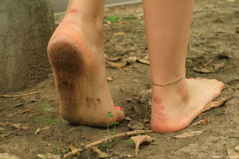 Cover 3 City Feet - A barefoot brunette in a mini skirt. Part 1. - Full HD/MP4