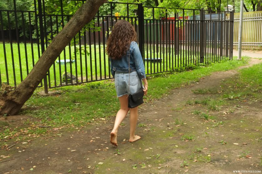 Cover 4 City Feet - A barefoot brunette in a mini skirt. Part 1. - Full HD/MP4