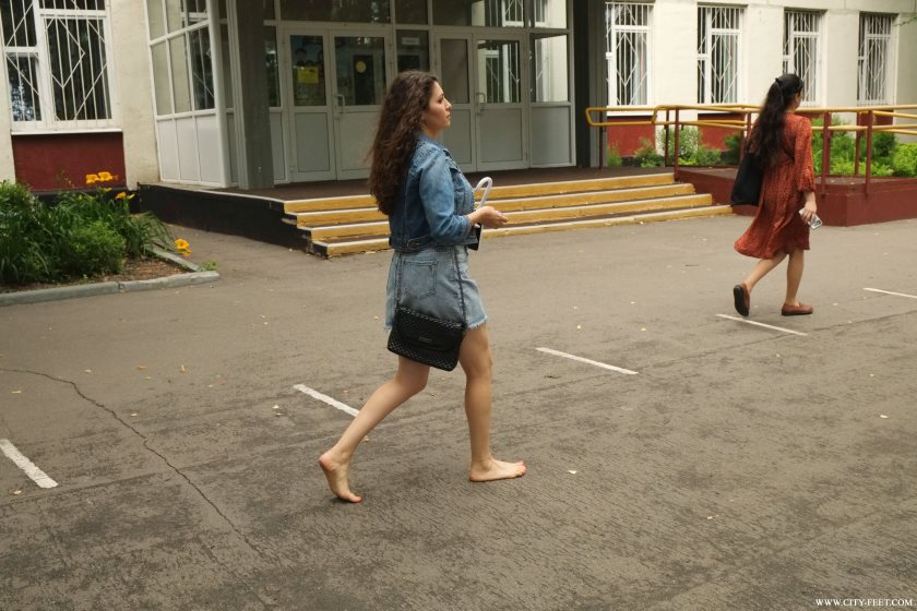 Cover City Feet - A barefoot brunette in a mini skirt. Part 1. - Full HD/MP4