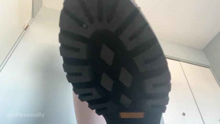 Cover 3 Goddessxoally - Squished like a bug - Full HD/MP4