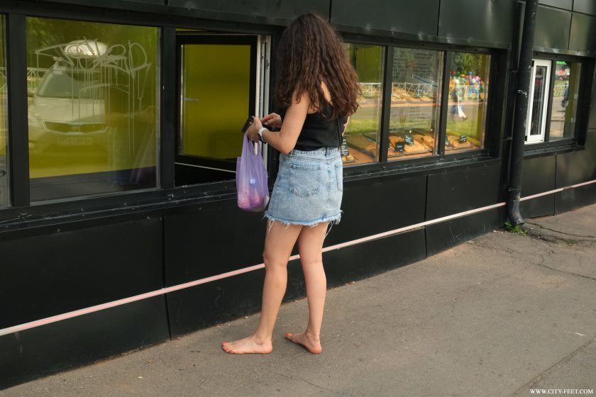 Cover 3 City Feet - A barefoot brunette in a mini skirt. Part 4. - Full HD/MP4