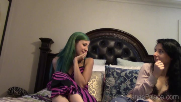 Cover 4 xanaspalace - Anne and Kendall Stinky Feet Sniffing - Full HD/MP4