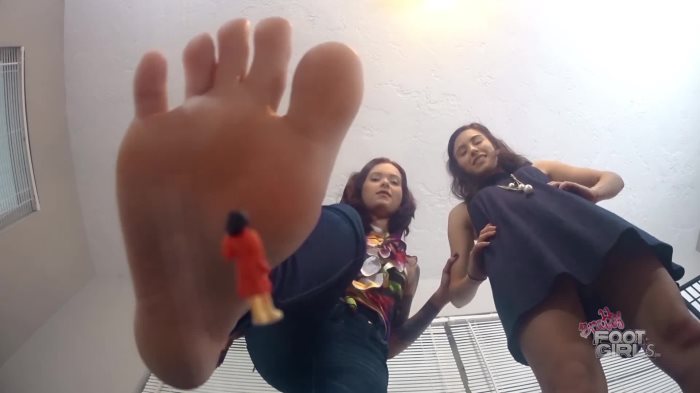 Cover 2 elxcomplete - Nikki & Maria Squishing the annoying co-worker - Full HD/MP4