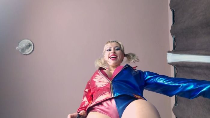 Cover 2 Lia Lennice - Batman licks Harley Quinn's dirty feet - Full HD/MP4
