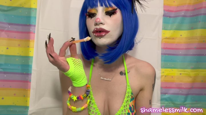 Cover 4 moreshameless - Cute Clown Plays with Cake + a Balloon - Full HD/MOV