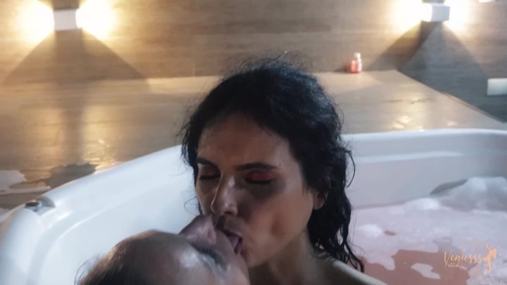Cover 3 Venusss Fetish - Mia and Venus kissing in the bathtub - 4K Ultra HD/MP4