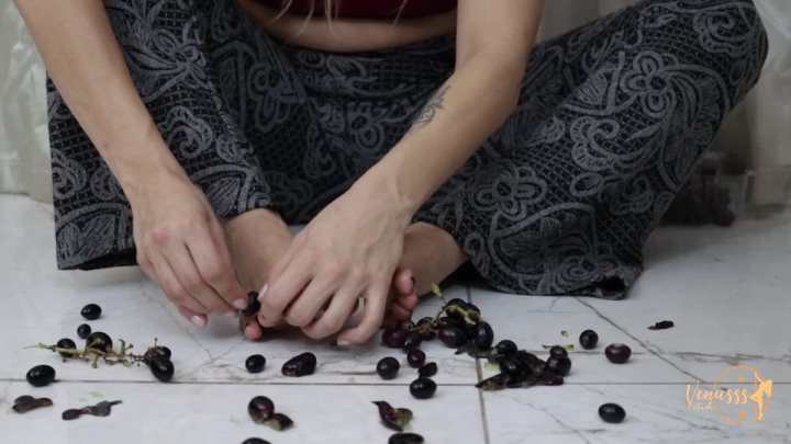 Cover 3 Venusss Fetish - Venus eating and crush grapes - Full HD/MP4