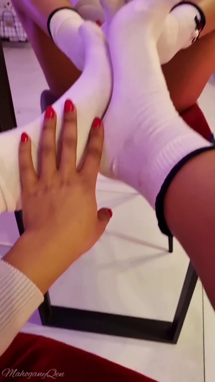 Cover 3 MahoganyQen - White Socks And Wrinkled Soles - SD/MP4