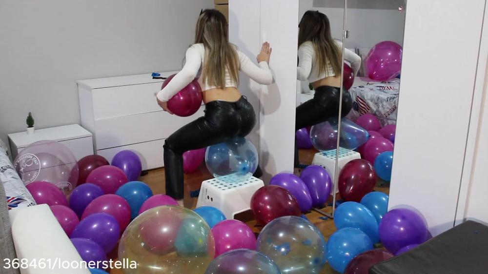 Adolescente Bionda Si Siede Per Scoppiare Grandi Palloncini In Massa - LoonerStella - FullHD/MOV